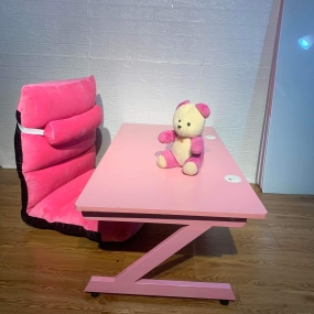 Bàn Z bệt kính cường lực màu Hồng